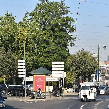Architect-designed Loft In A Historic Hilltop Neighborhood リスボン