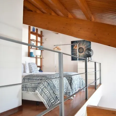 Architect-designed Loft In A Historic Hilltop Neighborhood リスボン