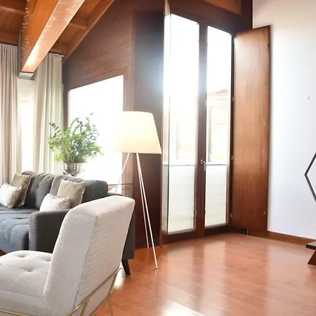 Architect-designed Loft In A Historic Hilltop Neighborhood شقة